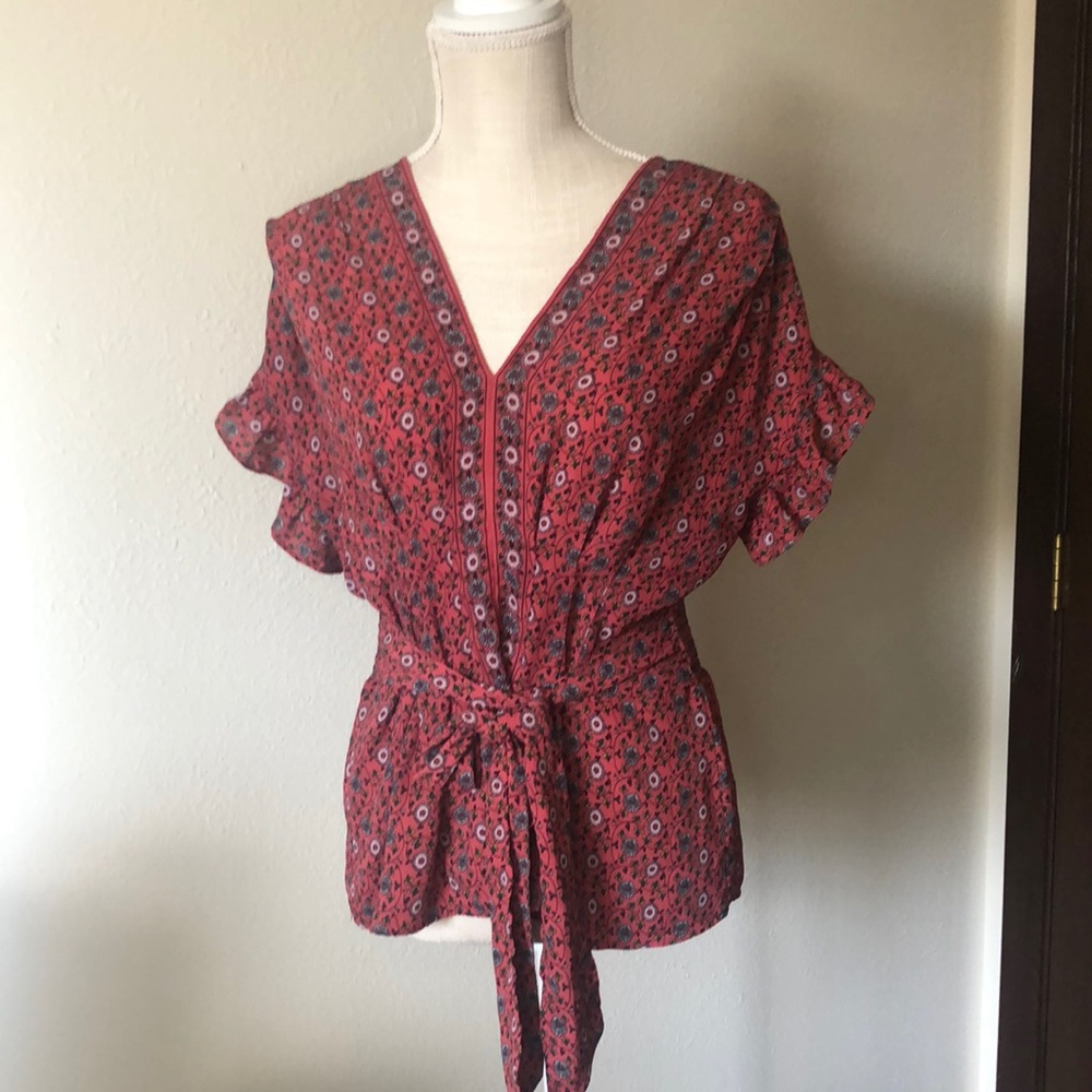 Pretty floral short sleeve blouse, with front tie detail and ruffle sleeves.
